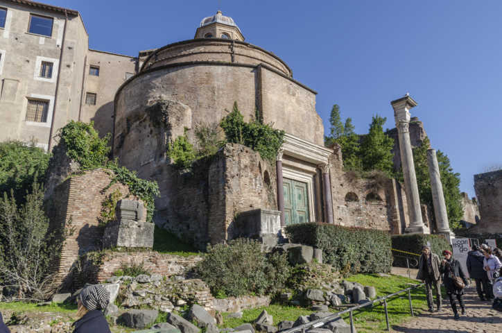 54 - Italia - Roma - Foro Romano - templo de Romulo